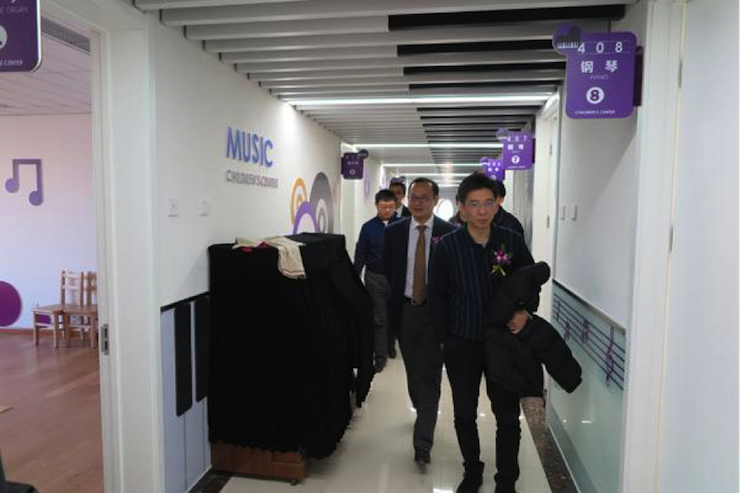 音乐之声暖寒冬 QG刮刮乐乐器捐赠爱心行动走进中国儿童中心艺术宫
