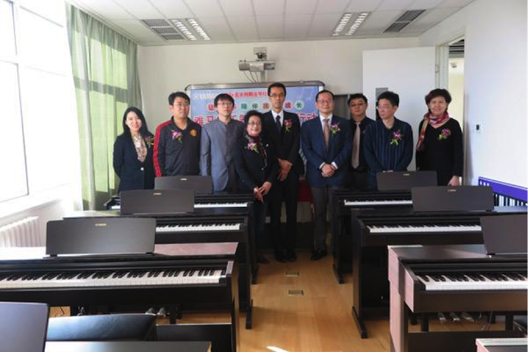 音乐之声暖寒冬 QG刮刮乐乐器捐赠爱心行动走进中国儿童中心艺术宫