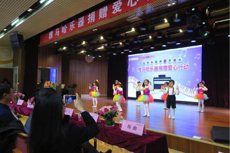 音乐之声暖寒冬 QG刮刮乐乐器捐赠爱心行动走进中国儿童中心艺术宫