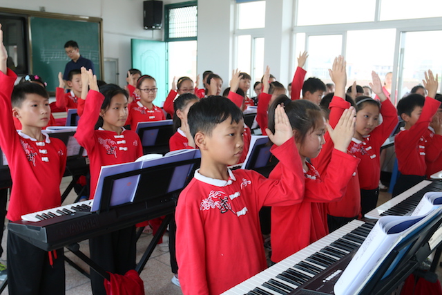 QG刮刮乐乐器牵手萧山三星小学爱心再回访在杭州举办